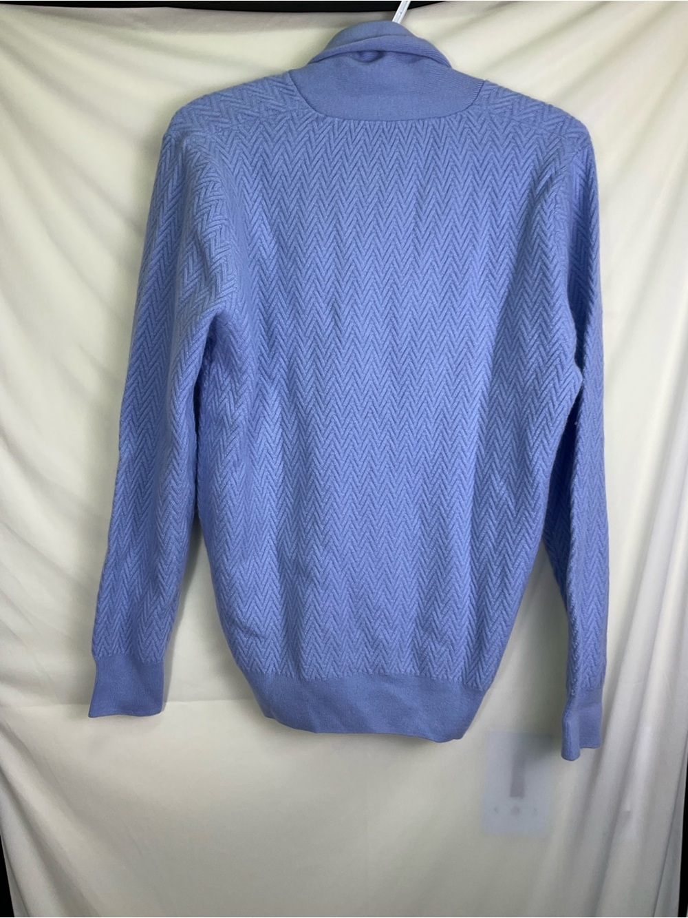 100% CASHMERE ZIGZAG BUTTON SWEATER - Light Blue - Picture 6 of 8